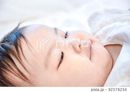 ベッドルームでくつろぐ新生児 ベッドルームでくつろぐ新生児 92578250