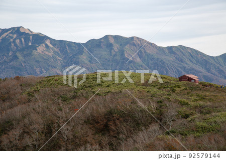〔福井県勝山市・10月〕赤兎山のシンボル「赤色の避難小屋」と遥かなる白山連峰 〔福井県勝山市・10月〕赤兎山のシンボル「赤色の避難小屋」と遥かなる白山連峰 92579144