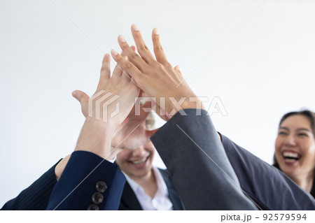 ビジネス　チーム　団結 92579594