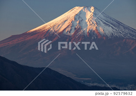 高川山から見る朝焼けの富士山 92579632