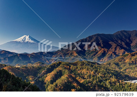 大月市・天狗岩から見る紅葉の山並みと富士山 92579639