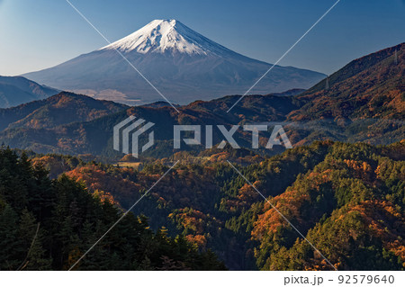 大月市・天狗岩から見る紅葉の山並みと富士山 92579640