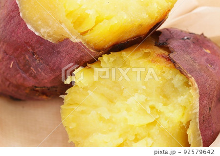 焼き芋 べにゆうか 紅優甘 紅はるか 2つに割ったところ 焼き芋 べにゆうか 紅優甘 紅はるか 2つに割ったところ 92579642