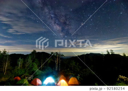 夜の西穂山荘のテント場と星空 92580254