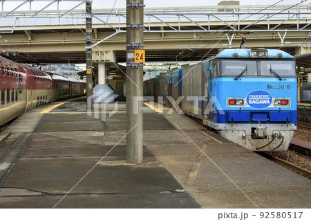 熱田駅付近を走行するJR貨物M250系スーパーレールカーゴ 92580517