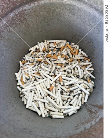タバコの吸殻の山 タバコの吸殻の山 92580892