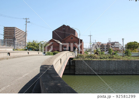阪神電鉄旧尼崎発電所(レトロな赤レンガ建築)と庄下橋　兵庫県尼崎市 92581299