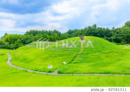 夏の沖出古墳　福岡県嘉麻市 92581311