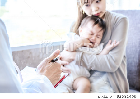 小児科で診察を受ける新生児 小児科で診察を受ける新生児 92581409
