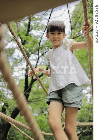 綱渡りで遊ぶ女子小学生 (7歳) 92582526