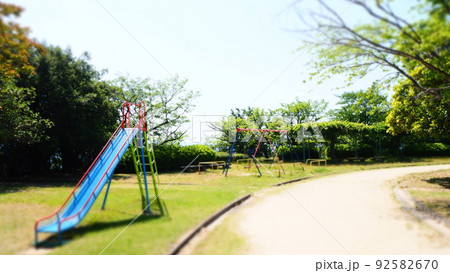 夏空とだれもいない公園のすべり台 92582670