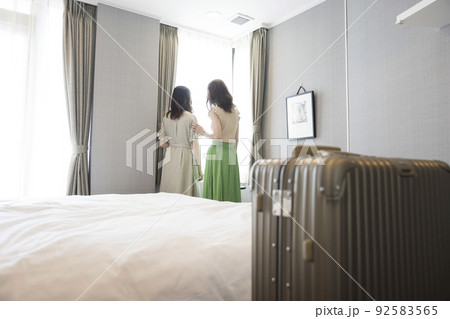 宿泊先のホテルで窓から景色を見る親子　母娘　全国旅行支援 92583565