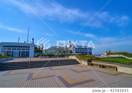 千葉県木更津市の海ほたるパーキングエリア展望デッキから施設を見る 92583935