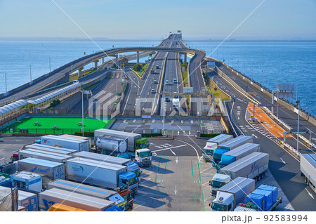 千葉県木更津市の海ほたるパーキングエリア展望デッキから木更津(アクアブリッジ)方面 92583994