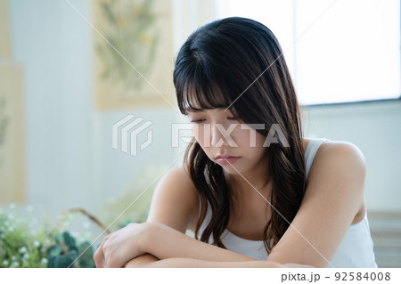落ち込む若い女性 92584008
