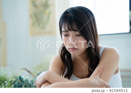 落ち込む若い女性 92584013