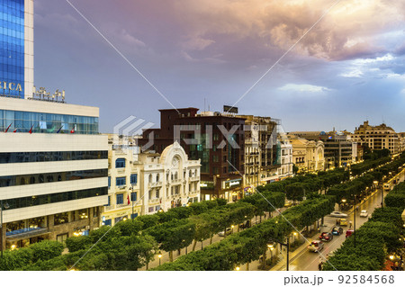 チュニジア チュニス新市街 ハビブ・ブルギバ通り 92584568