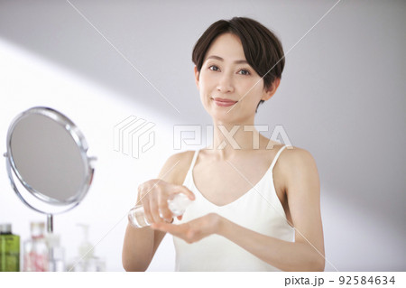 スキンケアをするミドル女性 92584634