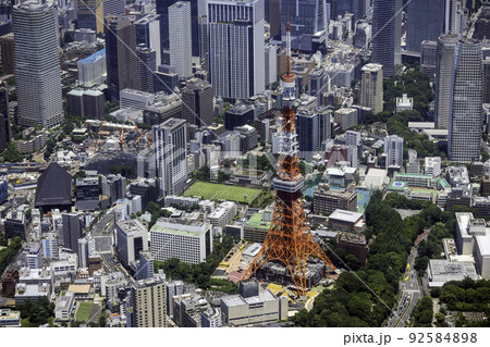 東京タワー付近の街並みを空撮 92584898