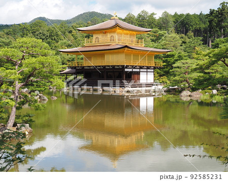 夏の金閣寺 こけらぶき屋根のふき替え後 夏の金閣寺 こけらぶき屋根のふき替え後 92585231