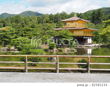夏の金閣寺 こけらぶき屋根のふき替え後 夏の金閣寺 こけらぶき屋根のふき替え後 92585234