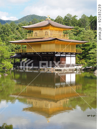 夏の金閣寺 こけらぶき屋根のふき替え後 夏の金閣寺 こけらぶき屋根のふき替え後 92585239
