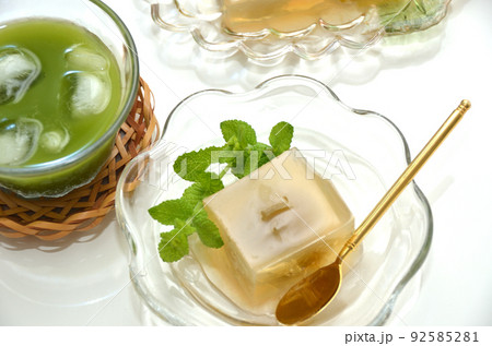 ガラス食器にのった梅の入った寒天・涼菓子 92585281