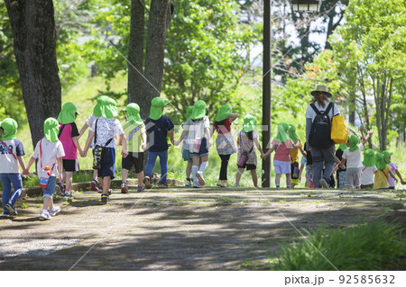 幼稚園の遠足 92585632
