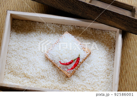 米櫃に入れた米 92586001