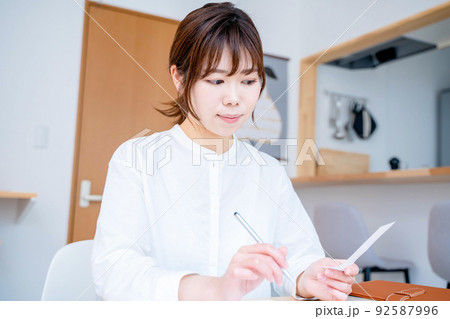若い女性 リビング 家計簿 若い女性 リビング 家計簿 92587996