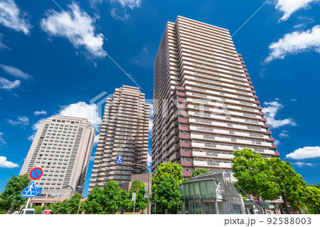 《東京都》青空とタワーマンション・恵比寿の街並み 92588003