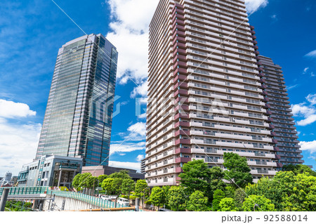 《東京都》青空とタワーマンション・恵比寿の街並み 92588014