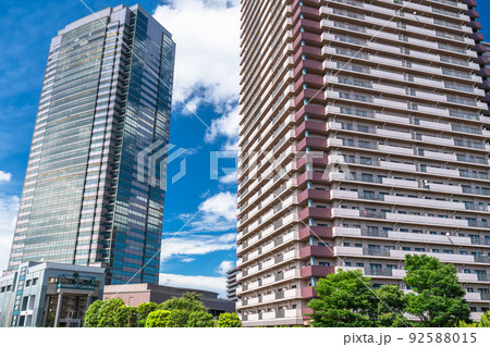 《東京都》青空とタワーマンション・恵比寿の街並み 92588015