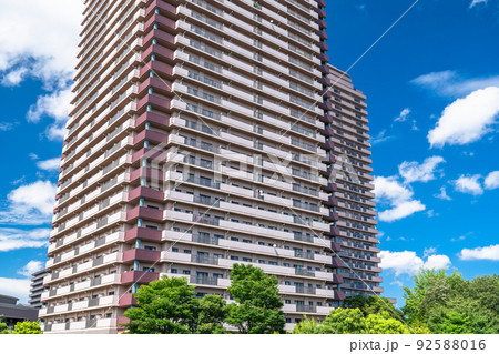 《東京都》青空とタワーマンション・恵比寿の街並み 92588016