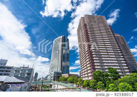 《東京都》青空とタワーマンション・恵比寿の街並み 92588017