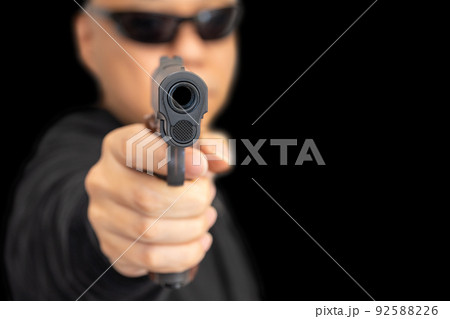 銃口を向ける男 92588226