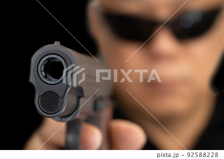 銃口を向ける男 銃口を向ける男 92588228