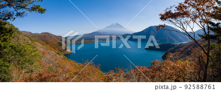 本栖湖から見た富士山のパノラマ 92588761