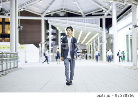 若いビジネスマンと夜の駅 若いビジネスマンと夜の駅 92588866