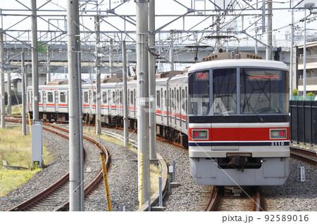 浦和美園駅北の車両基地へ入庫する東急目黒線3000系電車（6両編成） 92589016
