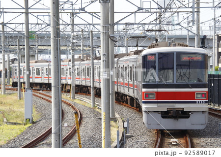 浦和美園駅北の車両基地へ入庫する東急目黒線3000系電車（6両編成） 92589017
