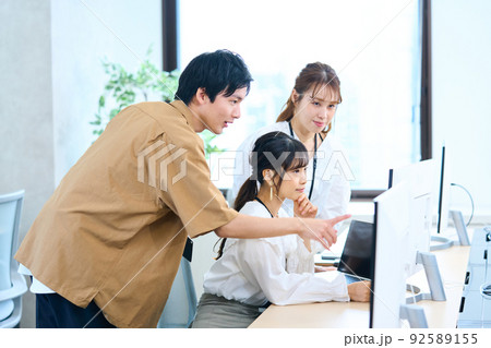 エンジニア　アパレル　クリエーター　デザイナー　仲間　若者 92589155