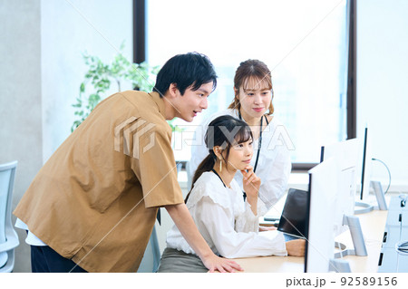 エンジニア　アパレル　クリエーター　デザイナー　仲間　若者 92589156