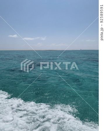 沖縄県久米島　はての浜の渡し船 92589591