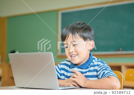 ノートパソコンでオンライン学習をする小学生の男の子 ノートパソコンでオンライン学習をする小学生の男の子 92589712