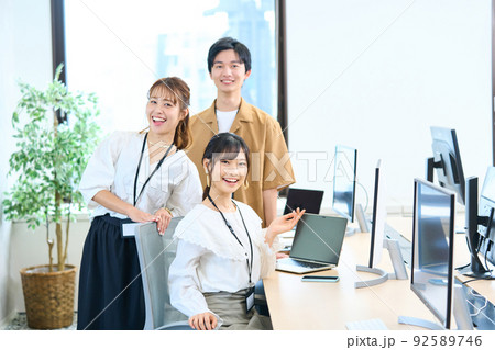 エンジニア　アパレル　クリエーター　デザイナー　仲間　若者 92589746