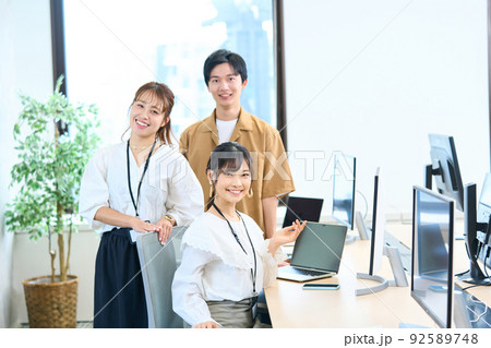 エンジニア アパレル クリエーター デザイナー 仲間 若者 エンジニア アパレル クリエーター デザイナー 仲間 若者 92589748