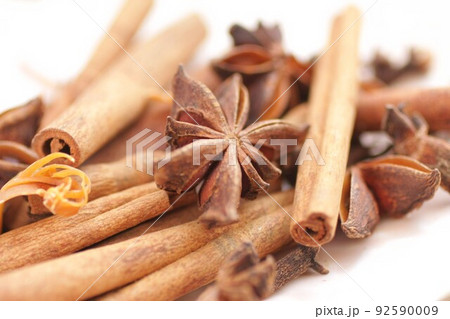 シナモンと八角などのスパイス シナモンと八角などのスパイス 92590009