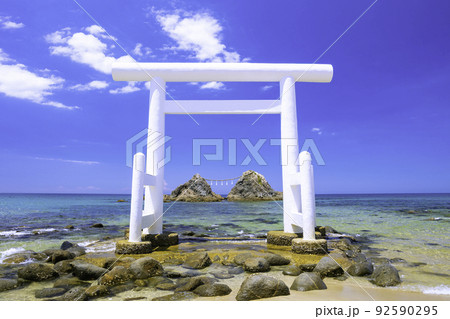 福岡県 糸島市  二見ヶ浦の白い鳥居と夫婦岩 92590295