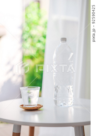 窓際のペットボトルと一杯の氷水 窓際のペットボトルと一杯の氷水 92590425